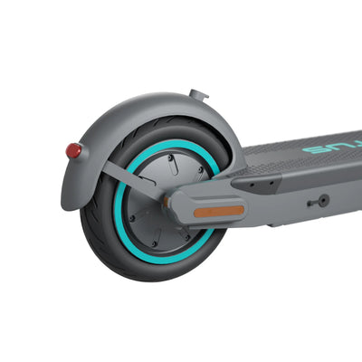 Tylne koło hulajnogi elektrycznej MOTUS Scooty 10 GEN6 z bliska: błotnik, piasta silnika i koniec podestu.