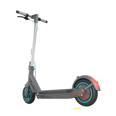 Hulajnoga elektryczna MOTUS Scooty 10 GEN6, widok 3/4 z tyłu z zapalonym tylnym światłem, na białym tle.