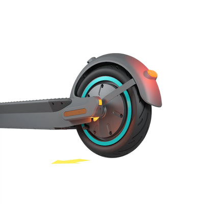 Tylne koło hulajnogi elektrycznej MOTUS Scooty 10 GEN6 od prawej: błotnik i zapalona lampka przy osi, na białym tle.