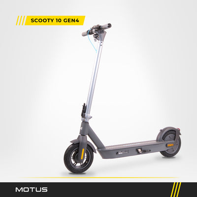 Hulajnoga elektryczna MOTUS Scooty 10 GEN4, widok 3/4 z przodu od lewej, w jasnym studiu z tabliczką SCOOTY 10 GEN4.