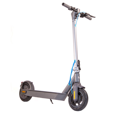 Hulajnoga elektryczna MOTUS Scooty 10 GEN4, widok 3/4 z przodu od prawej, szara rama i turkusowe akcenty, na białym tle.