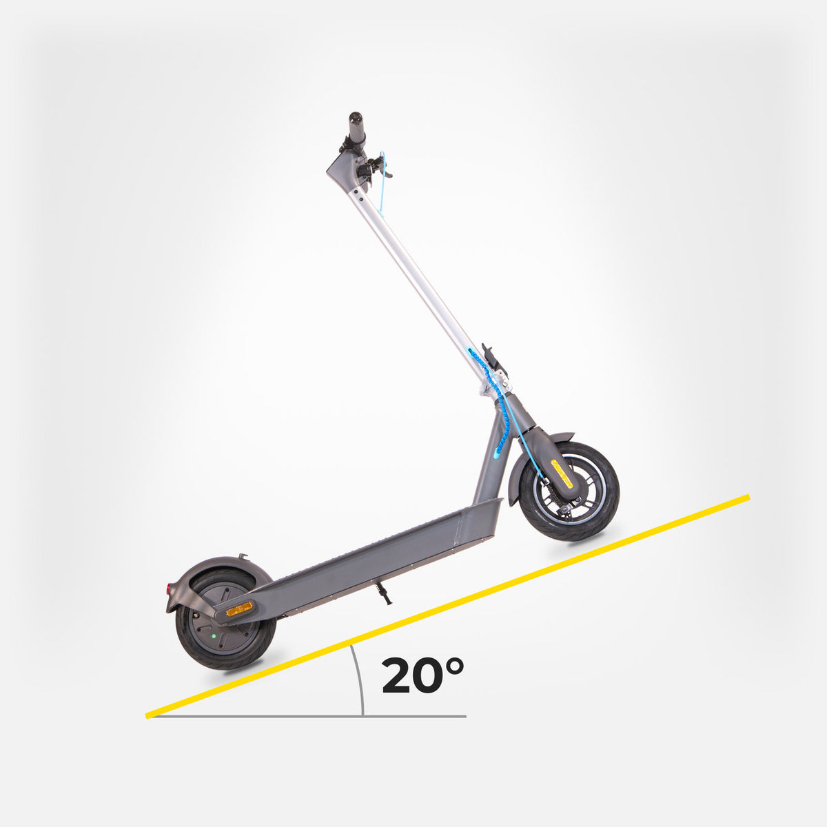 Hulajnoga elektryczna MOTUS Scooty 10 GEN4 z silnikiem 350 W na linii podjazdu 20°, jasne studio.
