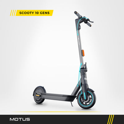 Hulajnoga elektryczna MOTUS Scooty 10 GEN5, widok 3/4 z przodu z prawej, w jasnym studiu z tabliczką SCOOTY 10 GEN5.