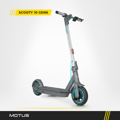 Hulajnoga elektryczna MOTUS Scooty 10 GEN6, widok 3/4 z przodu z prawej, w jasnym studiu z tabliczką SCOOTY 10 GEN6.