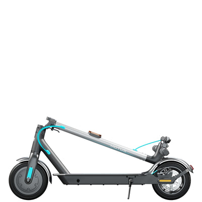 Złożona hulajnoga elektryczna MOTUS Scooty 10 Lite GEN5 z profilu, kolumna kierownicy oparta o tylny błotnik, na białym tle.