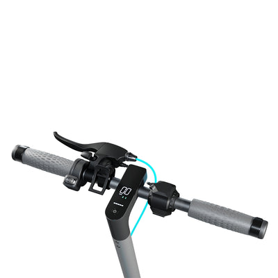 Kierownica hulajnogi elektrycznej MOTUS Scooty 10 Lite GEN5 z wyświetlaczem i przyciskiem zasilania, na białym tle.