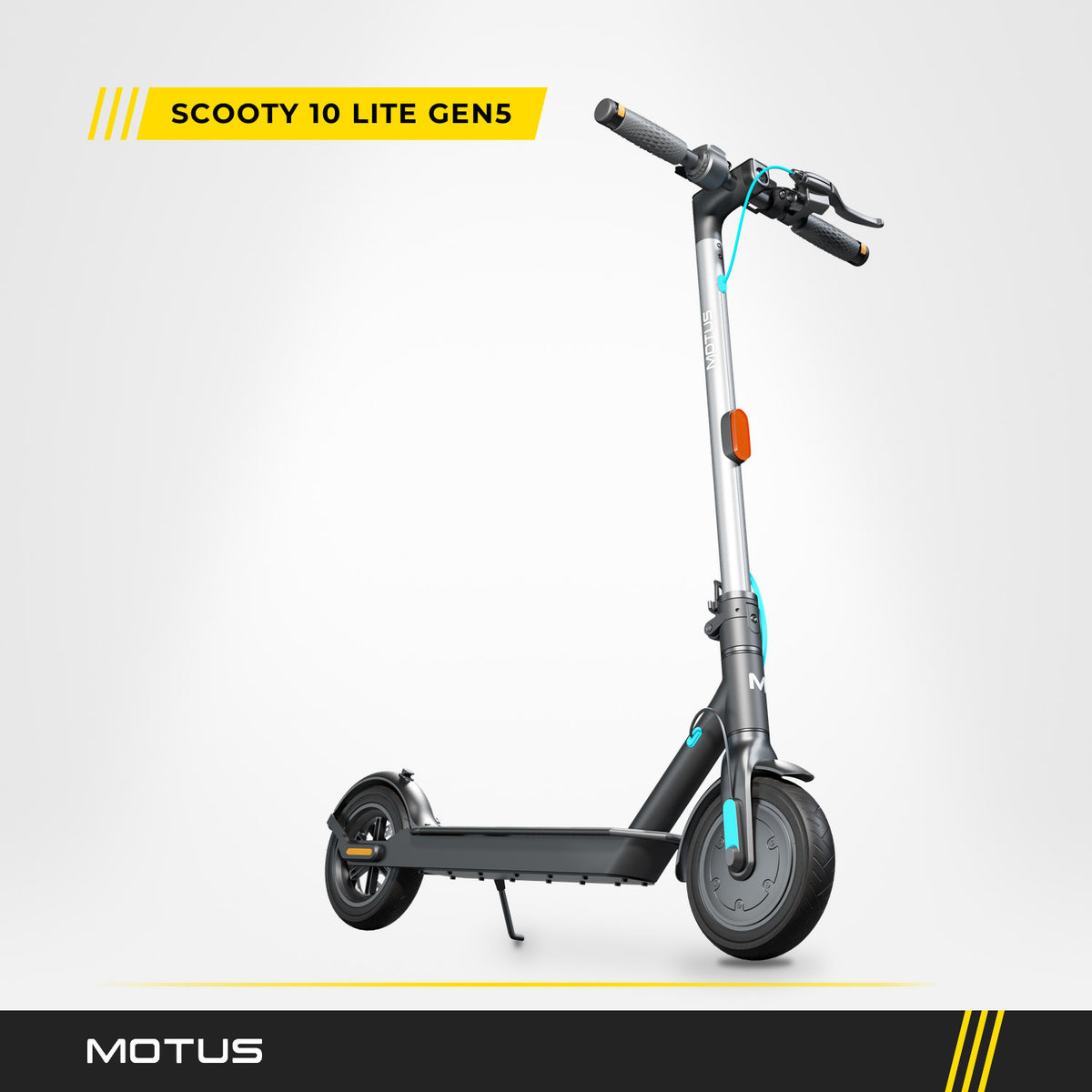 Hulajnoga elektryczna MOTUS Scooty 10 Lite GEN5 na nóżce, widok 3/4 z przodu, w jasnym studiu z tabliczką SCOOTY 10 LITE GEN5.