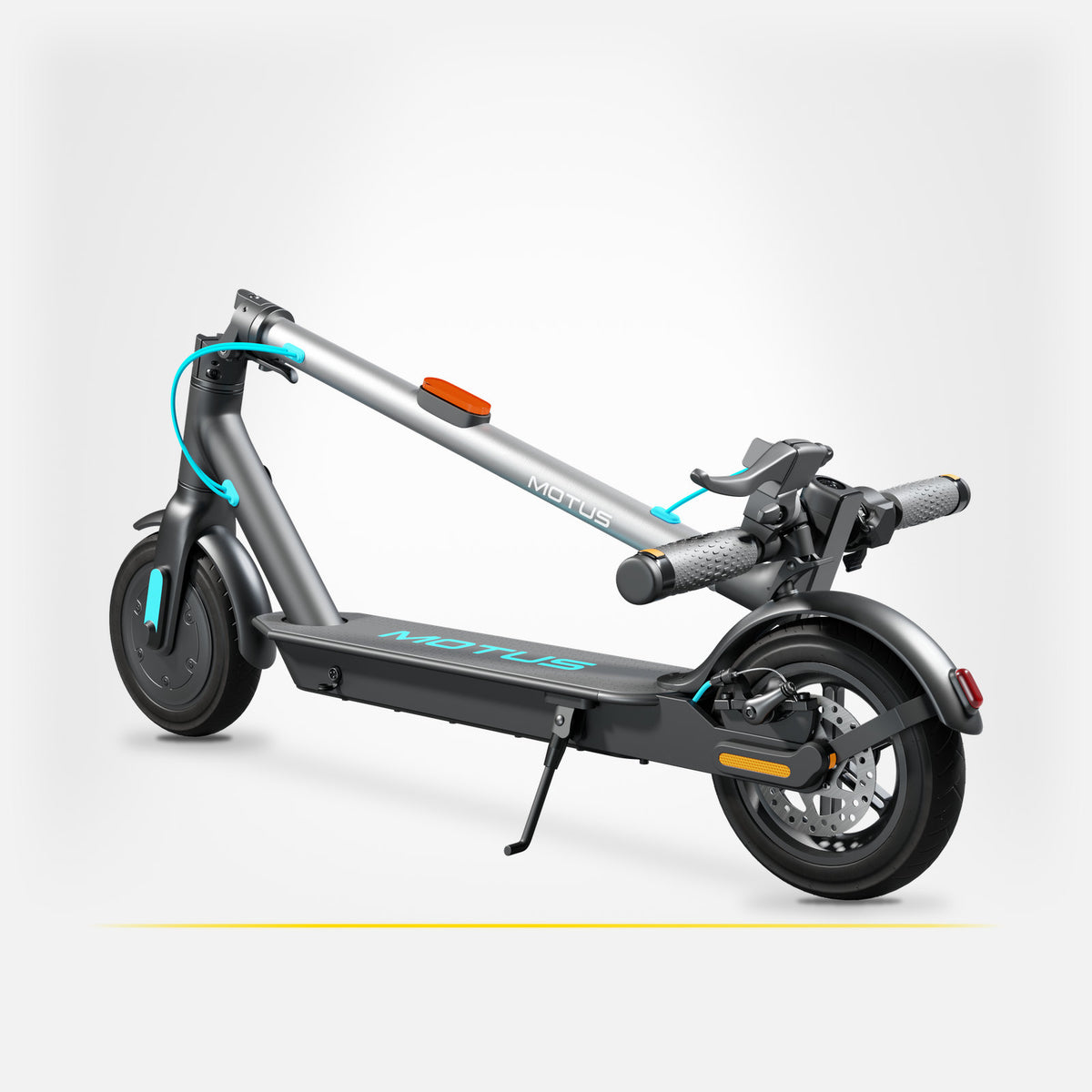 Złożona hulajnoga elektryczna MOTUS Scooty 10 Lite GEN5 na nóżce, widok 3/4 od tyłu, jasne studio.