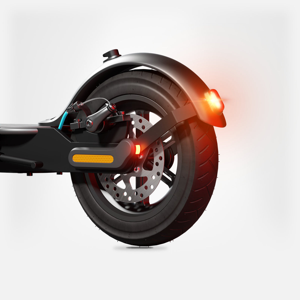 Tylne koło hulajnogi elektrycznej MOTUS Scooty 10 Lite GEN5 z tarczą hamulcową i zapalonym tylnym światłem, jasne studio.