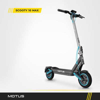 Hulajnoga elektryczna MOTUS Scooty 10 Max, widok 3/4 z przodu z prawej, w jasnym studiu z tabliczką SCOOTY 10 MAX.
