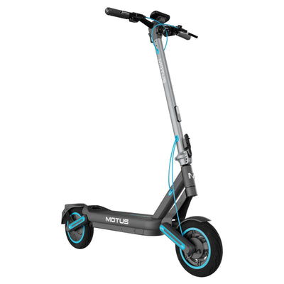 Hulajnoga elektryczna MOTUS Scooty 10 Max, widok 3/4 z przodu z prawej, na białym tle.