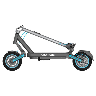 Złożona hulajnoga elektryczna MOTUS Scooty 10 Max z lewego boku: kolumna kierownicy złożona na podest.