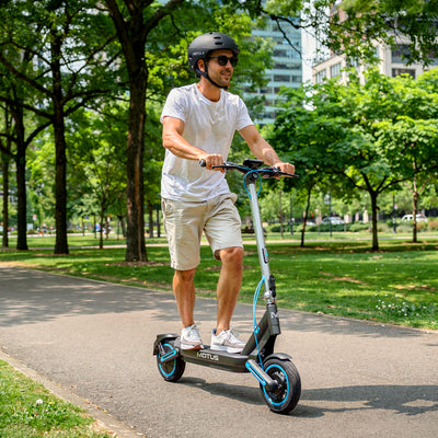 MOTUS Scooty 10 Max - podczas jazdy w parku