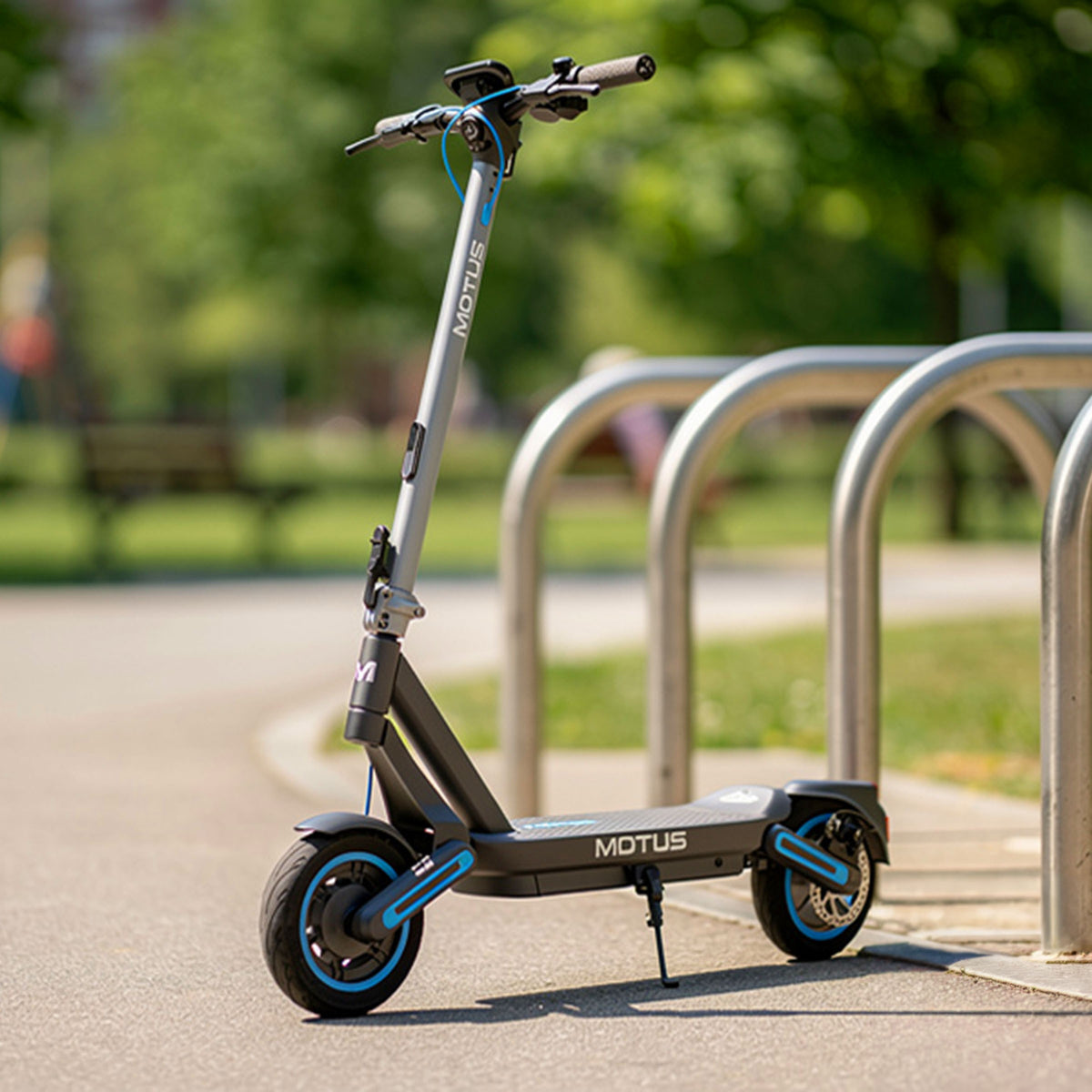 MOTUS Scooty 10 Max - przy stojaku rowerowym w parku