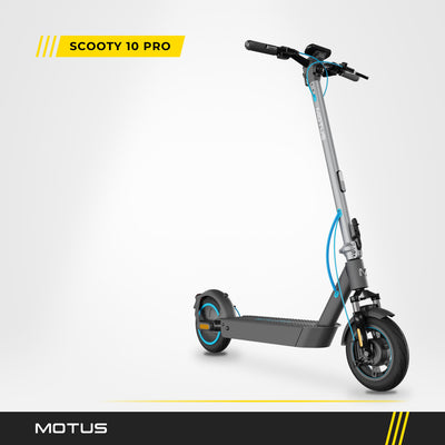 Hulajnoga elektryczna MOTUS Scooty 10 Pro, widok 3/4 z przodu z prawej, grafitowa rama i turkusowe obręcze kół, jasne studio.