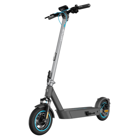Hulajnoga elektryczna MOTUS Scooty 10 Pro, widok 3/4 z przodu z lewej, grafitowa rama i turkusowe obręcze kół, białe tło.