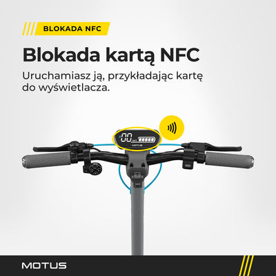 Kierownica hulajnogi elektrycznej MOTUS Scooty 10 Pro z zaznaczonym wyświetlaczem i ikoną NFC: uruchamiasz ją, przykładając kartę do wyświetlacza.