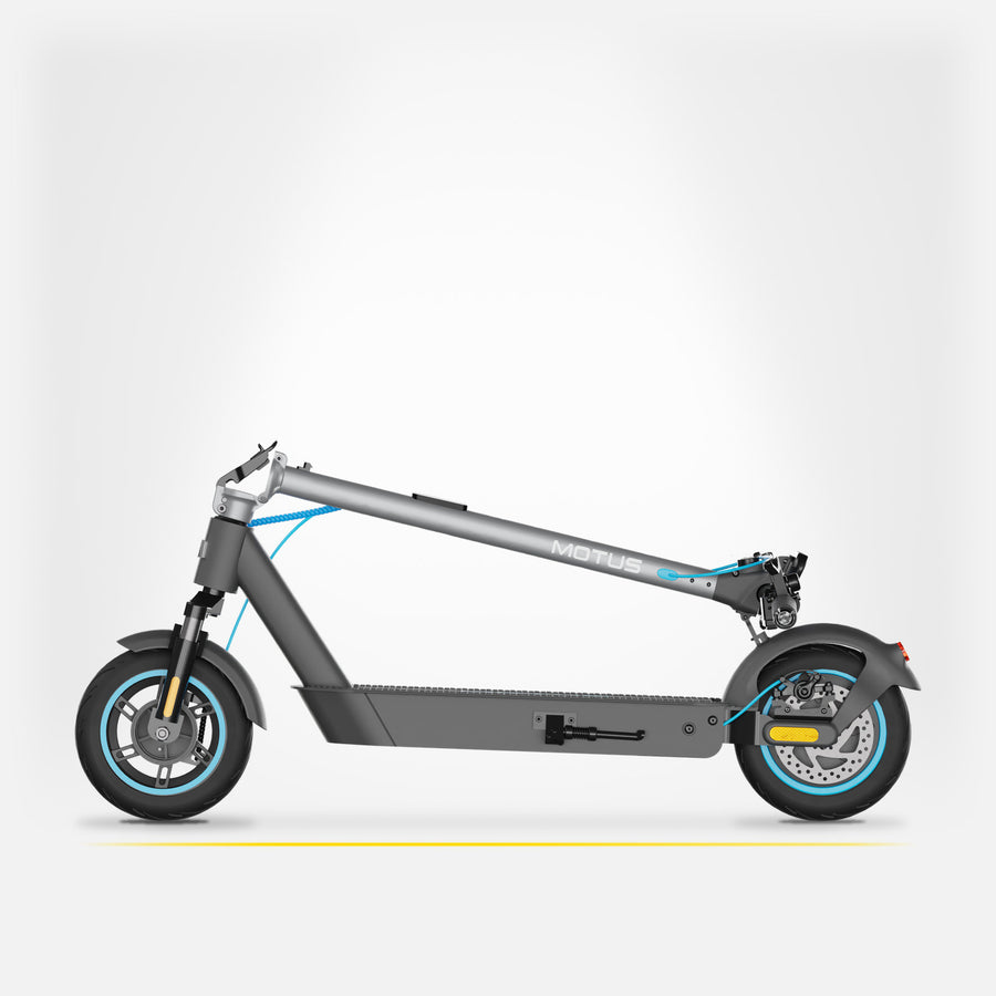 Złożona hulajnoga elektryczna MOTUS Scooty 10 Pro z lewej strony: tarcza hamulca i stopka, jasne studio.