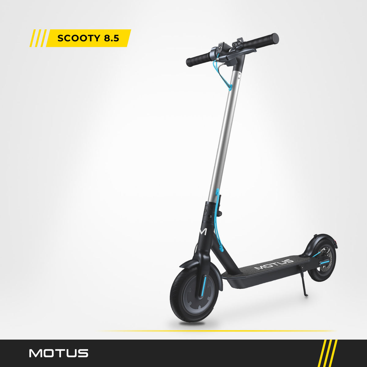 Hulajnoga elektryczna MOTUS Scooty 8.5 na stopce w jasnym studiu, widok 3/4 z przodu, tabliczka z nazwą modelu.