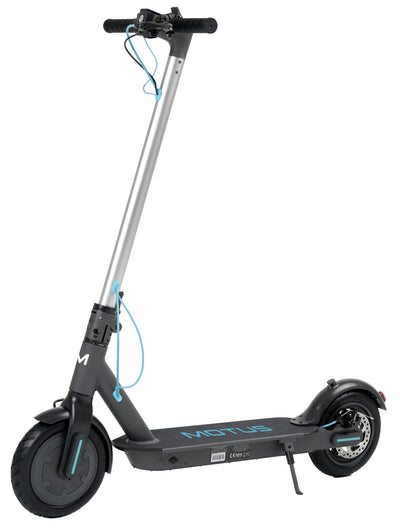 Hulajnoga elektryczna MOTUS Scooty 8.5, widok 3/4 z przodu z prawej strony.