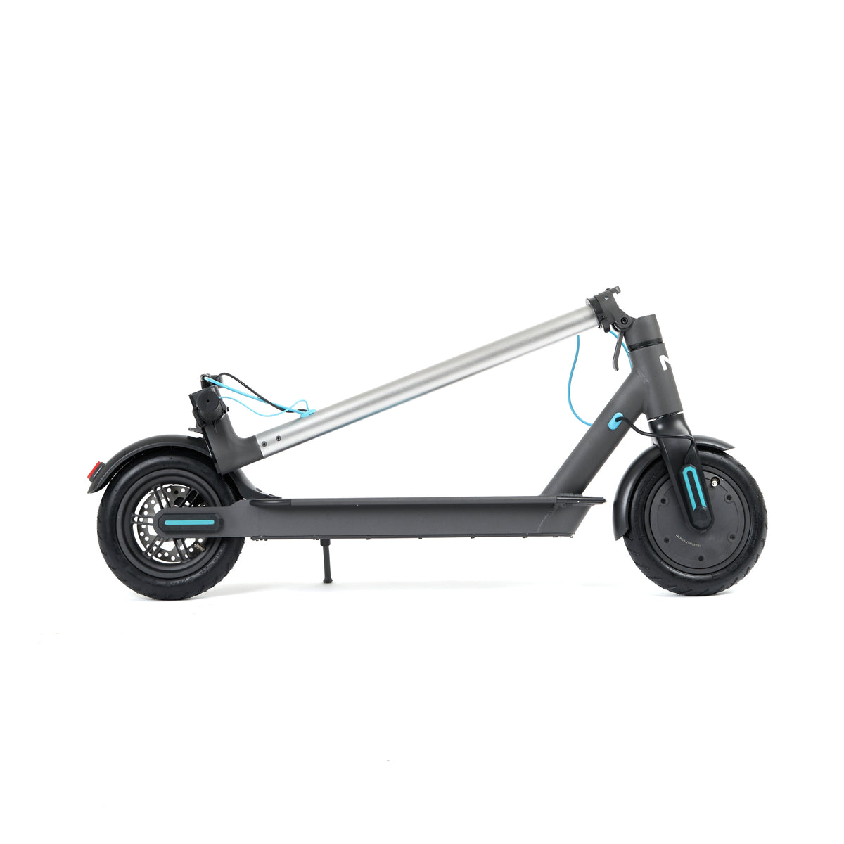 Złożona hulajnoga elektryczna MOTUS Scooty 8.5 z boku, kolumna kierownicy położona nad podestem.