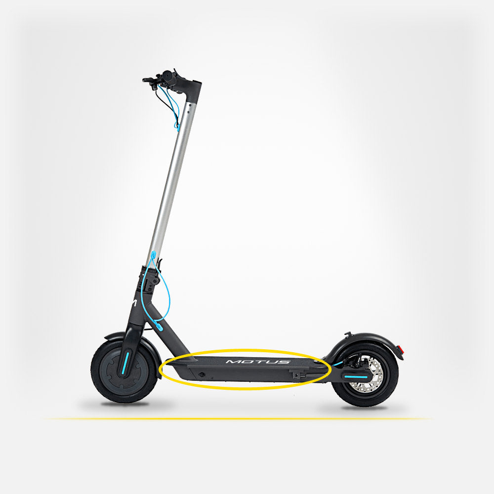 Hulajnoga elektryczna MOTUS Scooty 8.5 z profilu, żółty znacznik na podeście, w którym jest bateria, jasne studio.