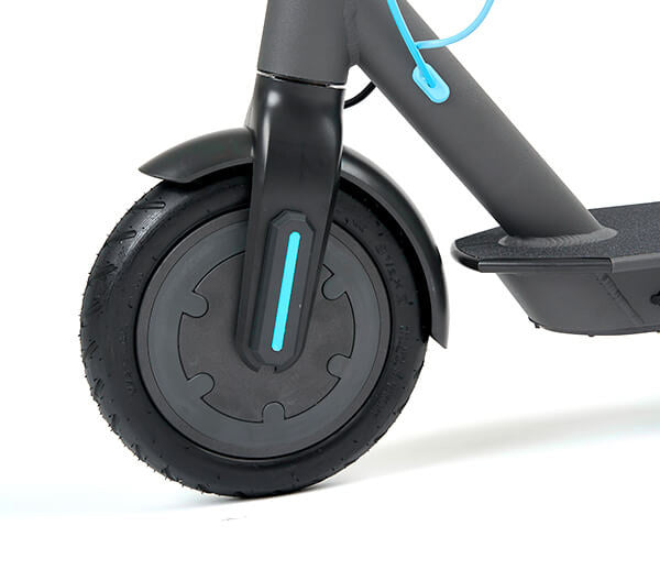 Przednie koło hulajnogi elektrycznej MOTUS Scooty 8.5 z silnikiem w piaście i turkusowym paskiem na widelcu, białe tło.