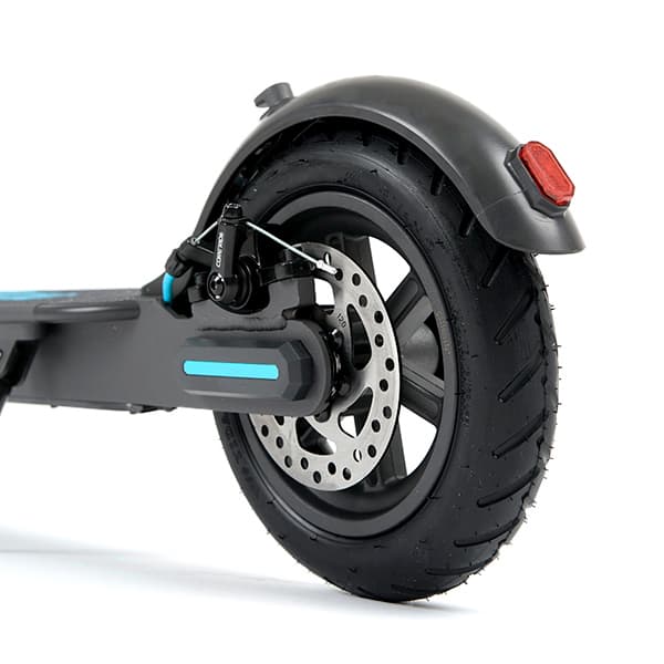 Tylne koło hulajnogi elektrycznej MOTUS Scooty 8.5: tarcza hamulca z zaciskiem i czerwone światło na błotniku, białe tło.