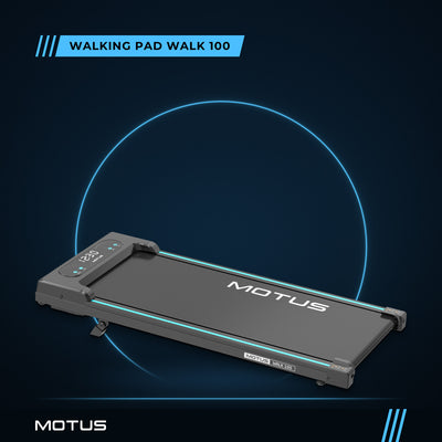Walking pad MOTUS WALK 100 w widoku z przodu z lewej: czarna rama, listwy boczne, konsola z wyświetlaczem, logo MOTUS na pasie.