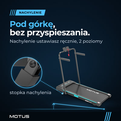 Walking pad MOTUS WALK 400 z rozłożoną stopką nachylenia, przód bieżni uniesiony, w kółku zbliżenie stopki.