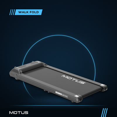 Walking pad MOTUS WALK FOLD rozłożony, widok z góry z boku, w granatowym studiu z niebieskim pierścieniem światła.