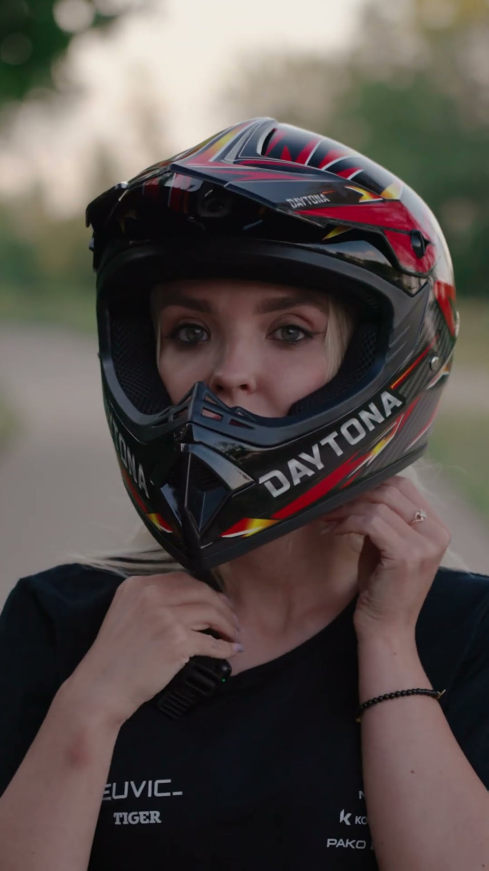 Kadr z filmu MOTUS na YouTube: Scooty 10 Max i kask Daytona