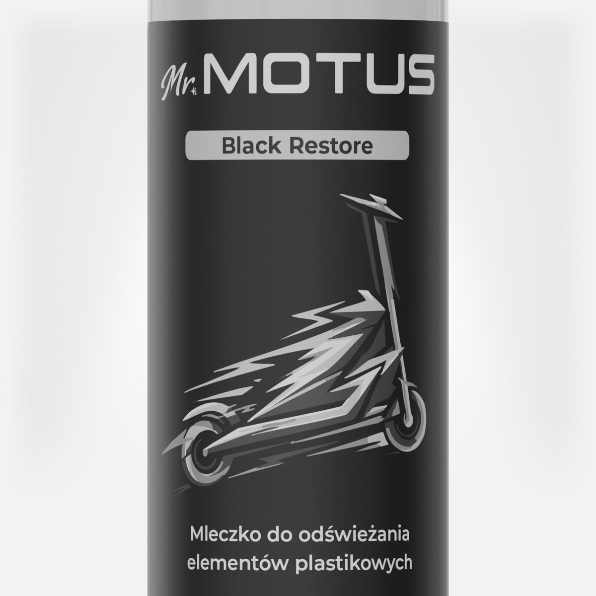 Etykieta mleczka Mr. MOTUS Black Restore z bliska: logo, rysunek hulajnogi i napis o odświeżaniu elementów plastikowych.