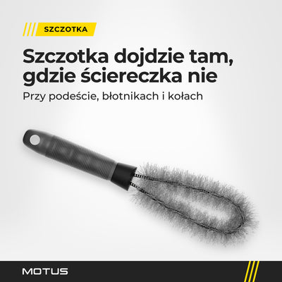 Szczotka z zestawu Mr. MOTUS BOX: pętla z szarym włosiem i gumowana rączka do czyszczenia zakamarków przy podeście, błotnikach i kołach.