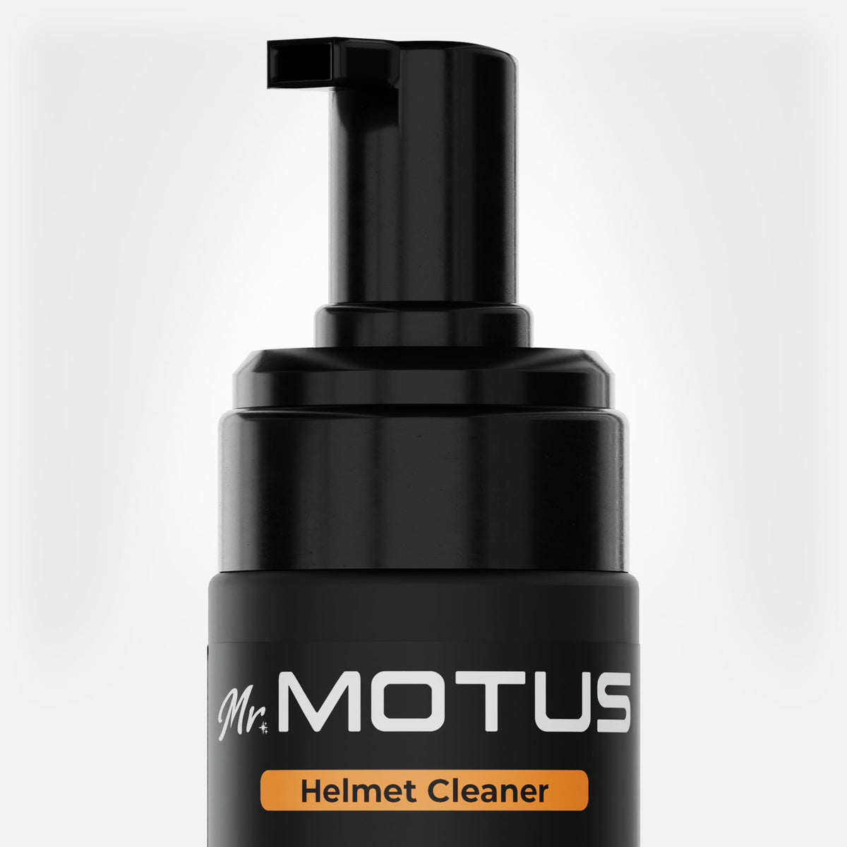 Otwarta butelka pianki Mr. MOTUS Helmet Cleaner: czarny dozownik z pompką, logo Mr. MOTUS i nazwa Helmet Cleaner.