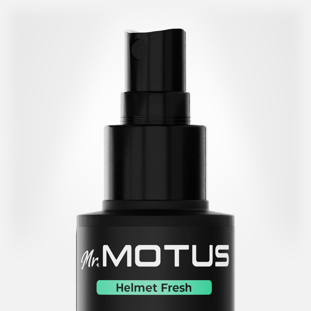 Górna część butelki Mr. MOTUS Helmet Fresh bez nasadki: czarny atomizer gotowy do spryskania, w jasnym studiu.
