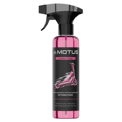 Butelka płynu Mr. MOTUS Surface Finish 500 ml z różowym płynem i czarnym spryskiwaczem, na białym tle.