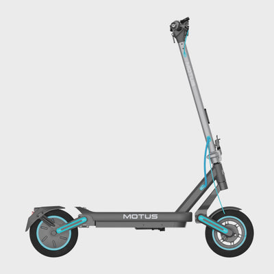 Hulajnoga elektryczna MOTUS Scooty 10 Max obracana dookoła na białym tle.