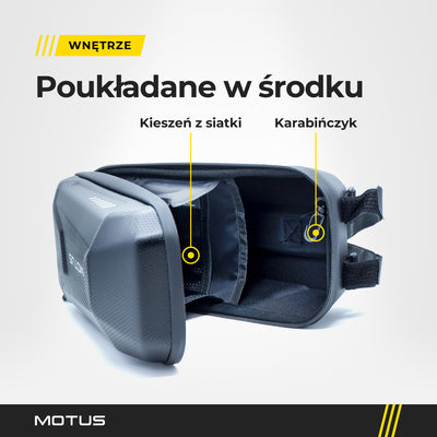 Otwarta sakwa 3L MOTUS Black Edition: w środku kieszeń z siatki i karabińczyk.
