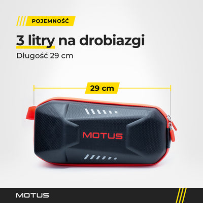 Sakwa 3L MOTUS Red Edition z przodu z zaznaczoną długością 29 cm; pojemność 3 litry.