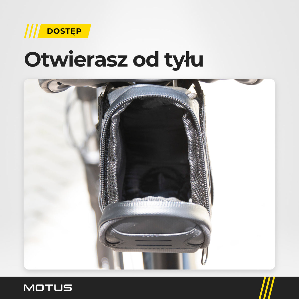Torba pod siodełko MOTUS otwarta od tyłu na rowerze: klapa na zamek odchylona w dół i komora z szarą podszewką.