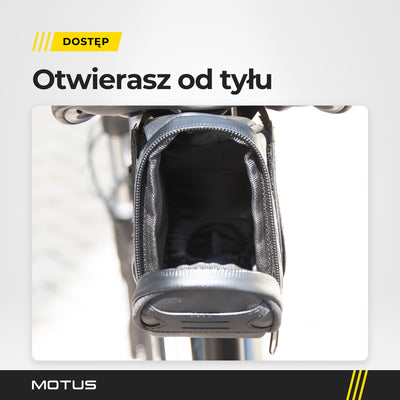 Torba pod siodełko MOTUS otwarta od tyłu na rowerze: klapa na zamek odchylona w dół i komora z szarą podszewką.