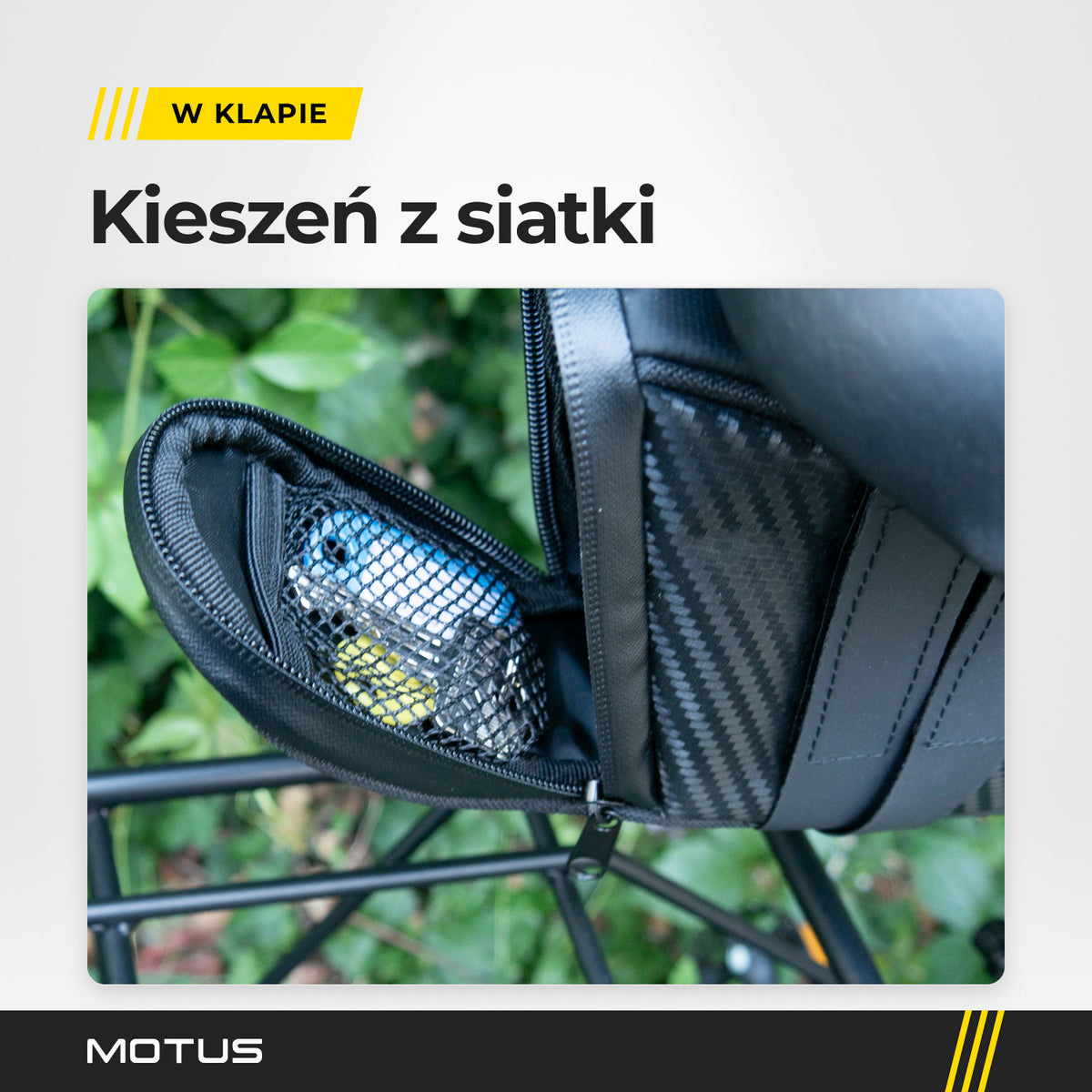 Kieszeń z siatki w odchylonej klapie torby pod siodełko MOTUS, torba zamocowana pod siodełkiem roweru.