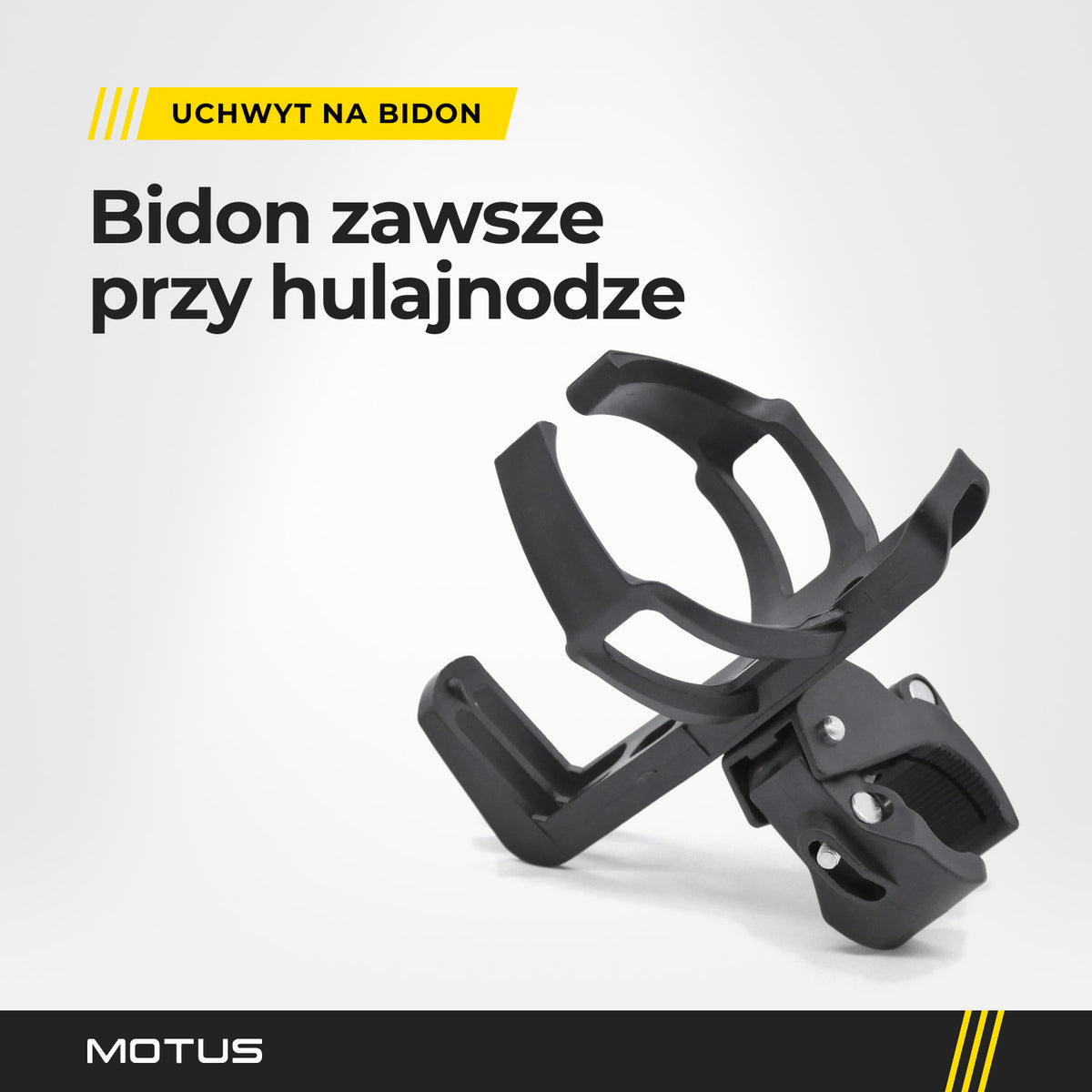 Uchwyt MOTUS na bidon w jasnym studiu, obejma z przodu: czarny koszyk z ramionami i ząbkowana obejma z dźwignią.