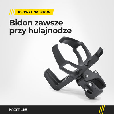 Uchwyt MOTUS na bidon w jasnym studiu, obejma z przodu: czarny koszyk z ramionami i ząbkowana obejma z dźwignią.
