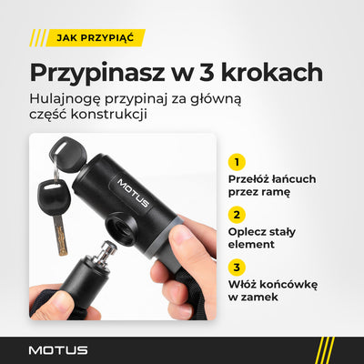 Dłonie wkładają końcówkę łańcucha MOTUS w zamek, obok 2 klucze; kroki: przełóż przez ramę, oplecz stały element, włóż końcówkę w zamek.